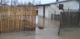 UPDATE Inundaţii în 6 localităţi. Elevii din Valea Mare, duşi acasă prin Slatina sau cu excavatorul