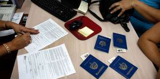 Interdicţie de plecare în străinătate pentru sute de olteni