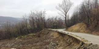 Unii cîrpesc, alţii fură, şoferii… înjură