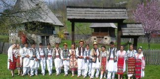 Delegaţii de folclor din 11 ţări se-ntâlnesc la cabana lui Ceauşescu