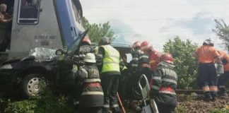 Moarte teribilă pentru doi colegi de serviciu. Au plonjat cu mașina de pe o pasarelă, direct pe calea ferată