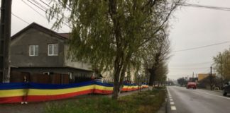Impresionant! O localitate din România, împrejmuită de un steag tricolor gigant
