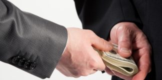 SCANDALOS! Fostul preşedinte al Curţii de Apel Constanţa a mobilat un etaj al vilei cu bunurile primite ca mită