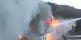 Un autobuz a luat foc în mers. Incendiul a fost stins de pompieri