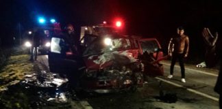 IMAGINI ȘOCANTE Două mașini s-au făcut praf, o fetiță a murit, patru persoane sunt rănite