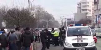 Video / SCENE REVOLTĂTOARE în plină stradă. Poliţia locală a vegheat la ,,buna desfăşurare” a unei încăierări generale