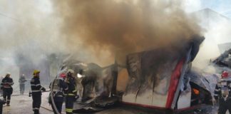 Incendiu puternic. O hală cu substanțe inflamabile a luat foc