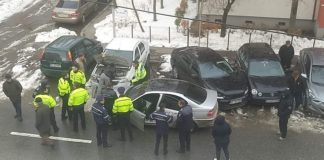 Filmul unei urmăriri ca-n filme. Un tânăr a fost prins după ce a făcut armonică mai multe maşini