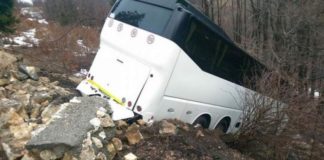 Clipe de groază! Autocar căzut în prăpastie