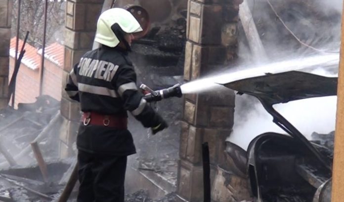 Pompieri-incendiu-magazie-de-lemne-crop