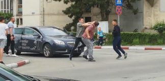 Bătaie cu pumni și picioare, în mijlocul intersecției / VIDEO