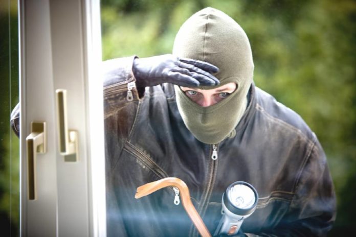 hot-prins-de-politisti-dupa-ce-s-a-ascuns-in-sifonier-22319