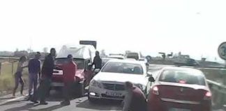 Scene șocante! Bărbat snopit în bătaie în sensul giratoriu / VIDEO