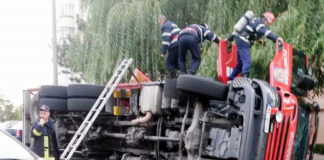 Autospecială cu 4 pompieri, răsturnată pe DN54. Salvatorii au ajuns la spital