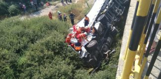 FOTO/ACCIDENT la Găneasa: TIR răsturnat de pe podul rutier. Un pasager bulgar, încarcerat