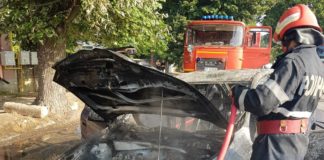 FOTO/VIDEO I-a luat mașina foc în trafic. Șoferul s-a autoevacuat și a chemat pompierii