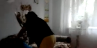 În EXCLUSIVITATE! Imagini ȘOCANTE! Filmulețul cu bătaia aplicată de îngrijitoare unei copile cu dizabilități dintr-o căsuță de tip familial din Balș