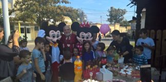 FOTO/ Se-ntâmplă la o parohie din Olt: copiii, serviți cu dulciuri de Minnie și Mickey, după Liturghie