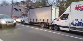 VIDEO. Balș: accident între un tir, două autoutilitare și un autoturism. Trafic pe o singură bandă