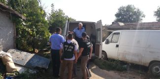 FOTO-VIDEO / REVOLTĂ la CARACAL Criminalul a fost readus acasă. Procurorii reiau percheziția în casa groazei