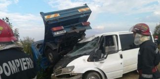 Accident GRAV / Autobuz cu pasageri lovit de o dubă