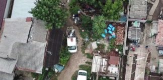 Căutări reluate în „Casa groazei”. Gropile cimentate, sparte cu buldoexcavatorul