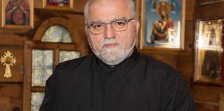 „Moșul” cu sutană strânge cadouri pentru copiii internați și cei din familii nevoiașe