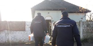 FOTO/ Moș Crăciun a ajuns cu mașina jandarmilor la familii nevoiașe