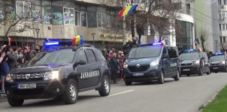 La mulți ani, România! La mulți ani, români!