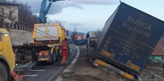 TIR răsturnat în curtea unor vâlceni. Șoferul, din Olt, era băut