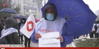 Sindicaliștii Sanitas au pichetat Prefectura Olt