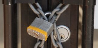 SECHESTRU pe două imobile și 6 mașini, la o firmă din Slatina. Patronul a făcut achiziții de la firme-fantomă