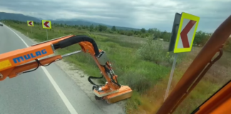 Aparatura modernă ajunge și la drumarii olteni: utilaj dotat cu cositoare, tăietor crengi, perie, lamă și bazine