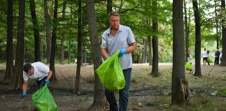 Iohannis a participat la strângerea gunoaielor de pe râul Argeș: „Natura nu este groapă de gunoi”