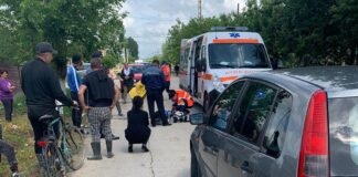 Elevul accidentat grav la Ipotești de către o învățătoare a fost transferat la spitalul din Craiova și este în continuare intubat