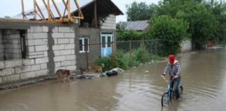 INUNDAȚII în Slatina și Balș. Meteorologii anunță noi precipitații