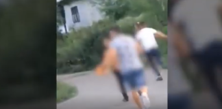VIDEO/ Bărbat bătut cu sălbăticie în plină stradă de mai mulți indivizi