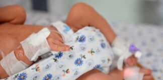 Un bebeluș cu o formă gravă de Covid a murit la spital. Un altul este în stare critică, intubat