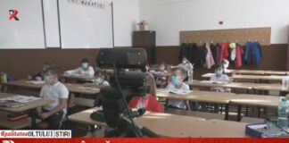 Sute de elevi învață la simultan la doi pași de Slatina