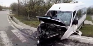 VIDEO/ Accident cu 10 răniți transportați la spitalele Slatina și Caracal. Un microbuz a intrat într-un cap de pod