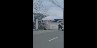 VIDEO/ Adolescent din Caracal, BĂTUT cu bâta de un taximetrist că nu a avut bani să achite cursa