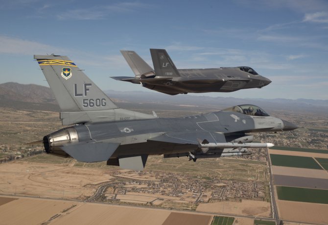 f-35-f-16-sua-america_98468900