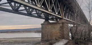 Podul dintre Drăgășani și Verguleasa s-a PRĂBUȘIT pe 30m. Traficul rutier, RESTRICȚIONAT între județele Olt şi Vâlcea