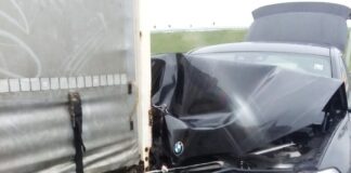 BMW înfipt într-un TIR la Remetea Mare. Pe sensul Lugoj – Timișoara, se circulă doar pe banda 2