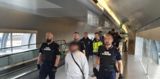 FOTO/ Cetăţean român adus sub escortă pe aeroportul Otopeni de autorităţile din SUA. Este acuzat de OMOR în Spania