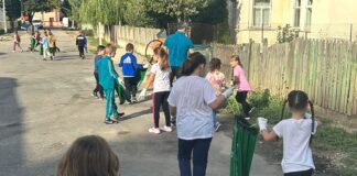 Elevii din Izbiceni au dat exemplu comunității de implicare și bun simț. Primarul li s-a alăturat