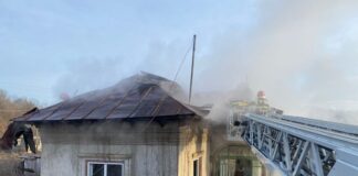 VIDEO/ Casă distrusă de foc la Cârlogani din cauza coșului de fum