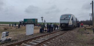 CFR: Trafic feroviar întrerupt după accidentul de la Bălteni. Vinovat este șoferul mașinii de gunoi, care a traversat fără să se asigure