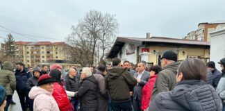 Primarul Emil Moț și președintele Oprescu, în mijlocul slătinenilor din cartierul Progresul