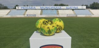 Surprize pentru suporterii CSM Slatina: 11 mingi de fotbal cu autograf, oferite la meciul de duminică